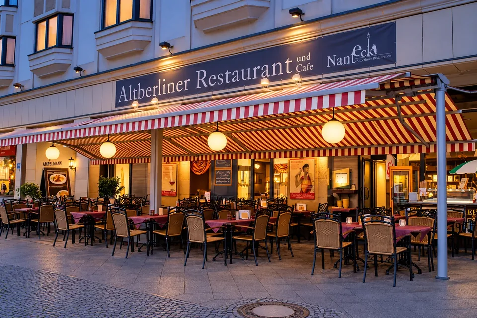 Überdachte, beheizte Terrasse des Nante-Eck am Abend